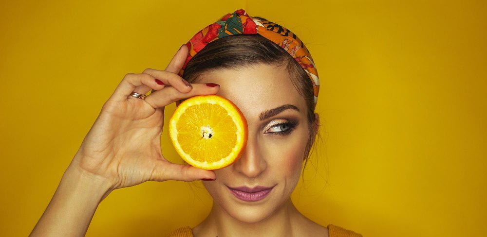kobieta z pomarańczą