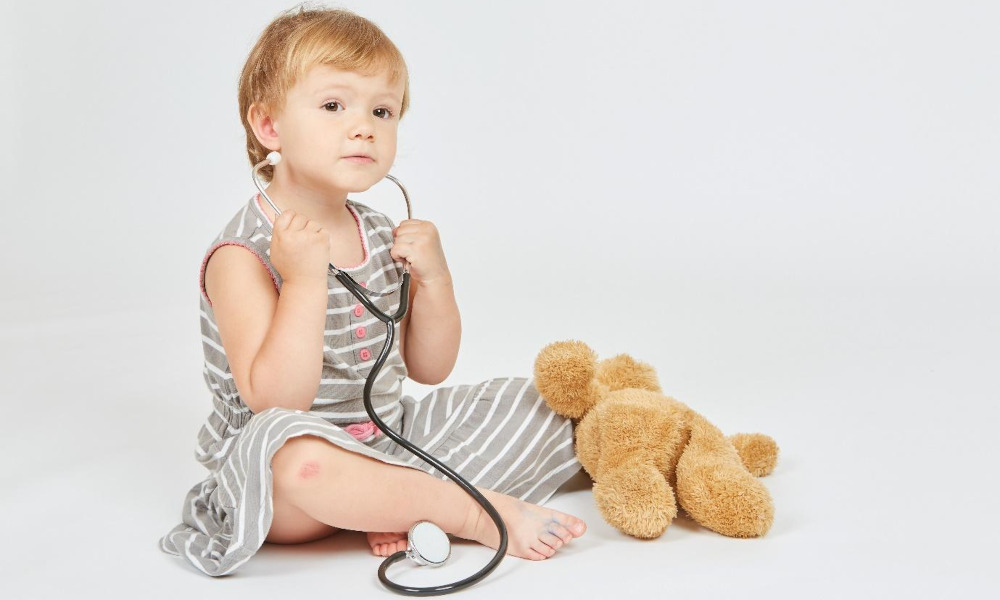 dziecko ze stetoskopem